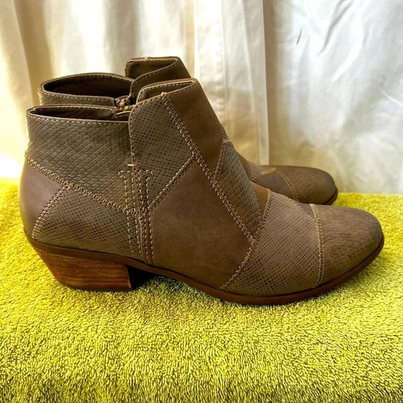 Bass Shoe "Nina" Womens Heeled Ankle Booties Sz 8.5 - Picture 1 of 10